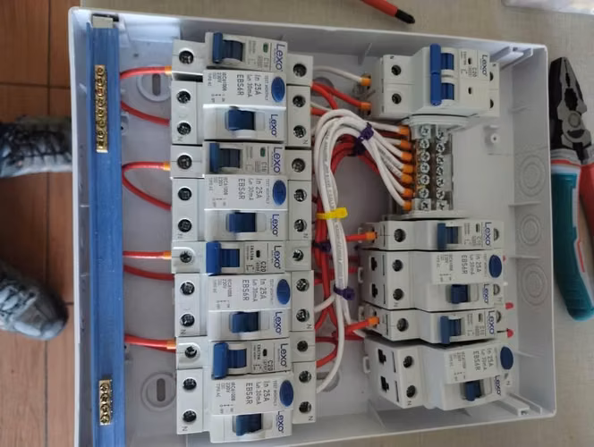 Servicios Eléctricos a domicilio, profesional certificado