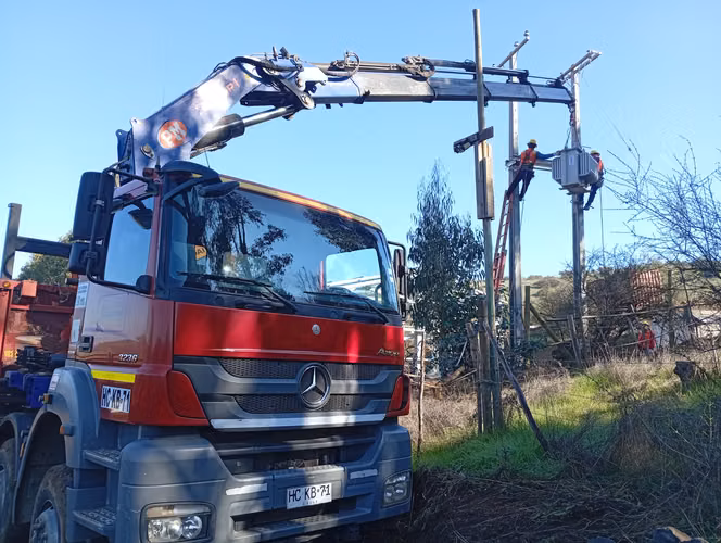 CAMION PLUMA - MERCEDES AXOR 3236
