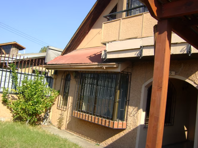 Casa individual, 3 baños, a pasos de la Av. Valparaíso. Cod-2371
