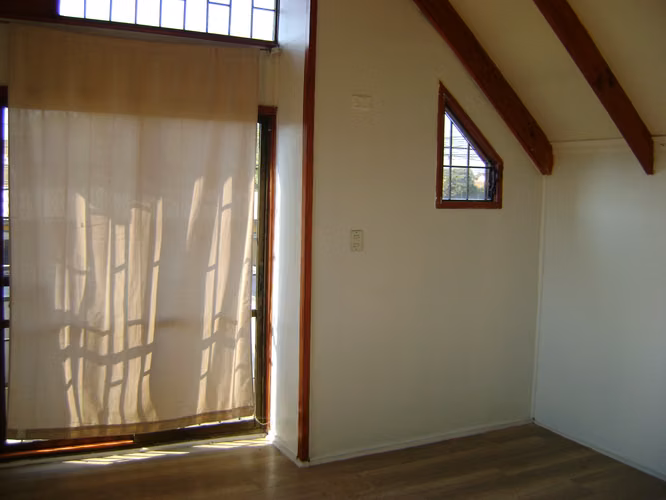 Casa individual, 3 baños, a pasos de la Av. Valparaíso. Cod-2371