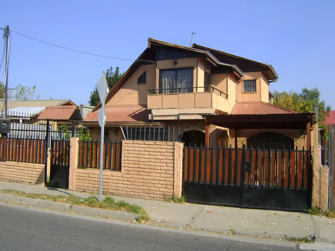 Casa individual, 3 baños, a pasos de la Av. Valparaíso. Cod-2371