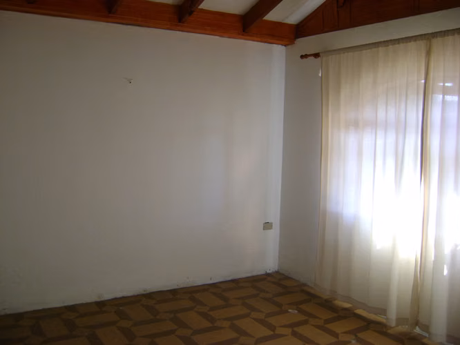 Casa individual, 3 baños, a pasos de la Av. Valparaíso. Cod-2371