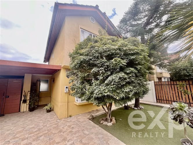 Casa 4D + 3B 94 m construidos, Terreno 176 m condominio.