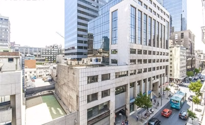 Oficina con privados en piso alto Metro Santa Lucia