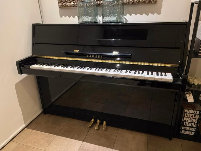 Piano Vertical Yamaha JU109 PE Negro Pulido Unico Dueno