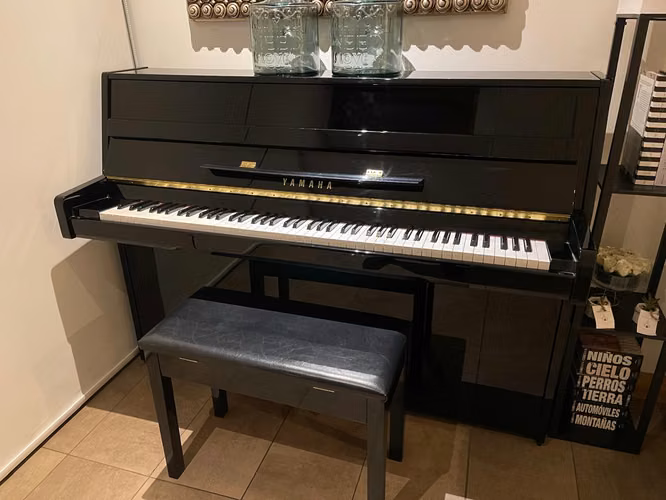 Piano Vertical Yamaha JU109 PE Negro Pulido Unico Dueno