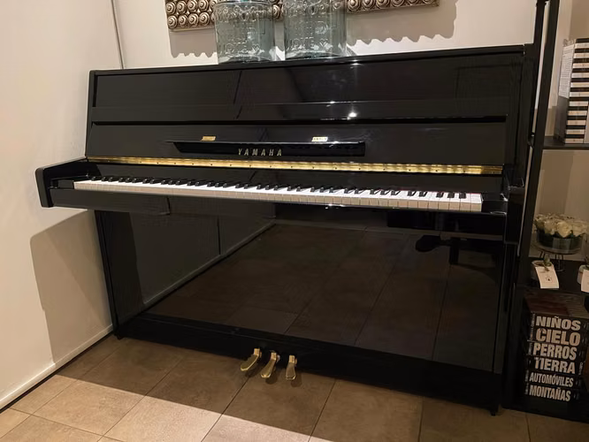 Piano Vertical Yamaha JU109 PE Negro Pulido Unico Dueno