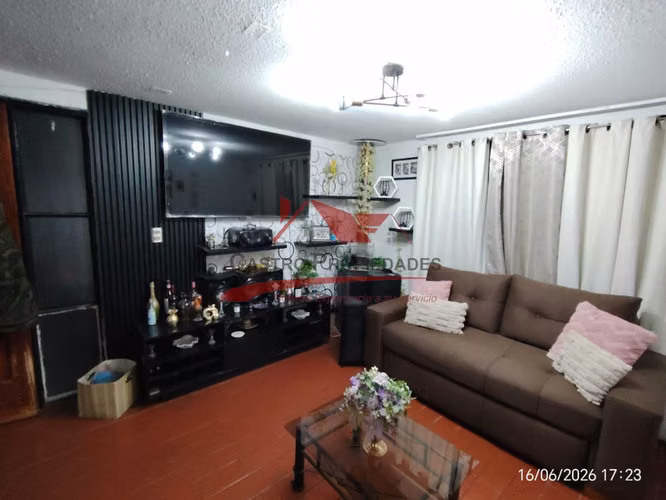 Casa de Dos Pisos con 3 Dormitorios, 2 Baños, Quilicura.