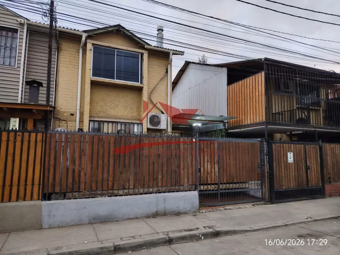 Casa de Dos Pisos con 3 Dormitorios, 2 Baños, Quilicura.
