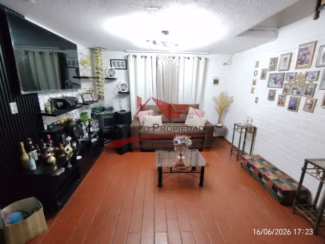 Casa de Dos Pisos con 3 Dormitorios, 2 Baños, Quilicura.