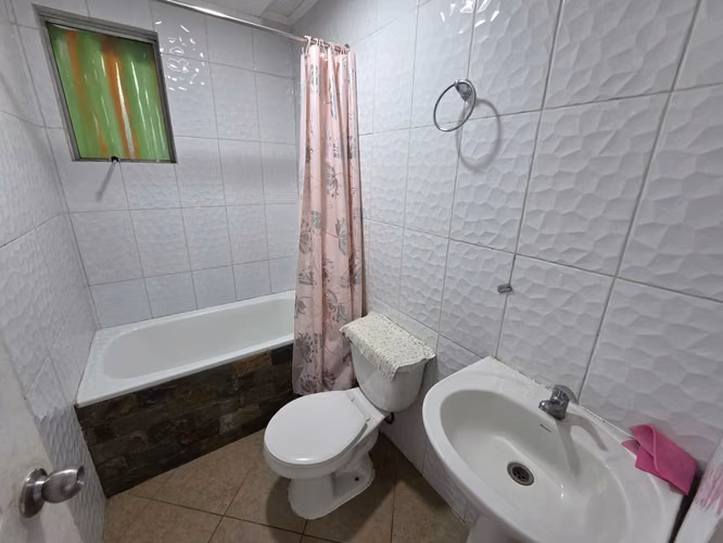Vendo Casa con Uso Comercial - Jardines de Rauquén