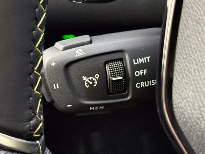 PEUGEOT 2008  2025
