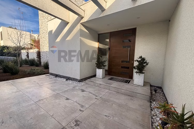 Casa con gran entorno en brisas de chicureo