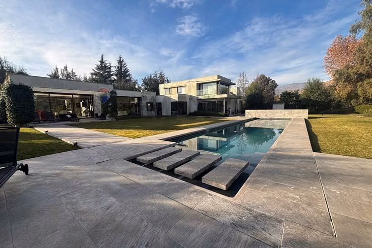 Casa con gran entorno en brisas de chicureo