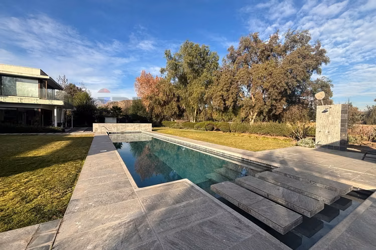 Casa con gran entorno en brisas de chicureo