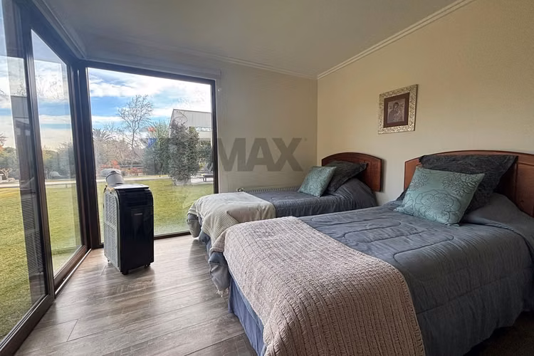 Casa con gran entorno en brisas de chicureo