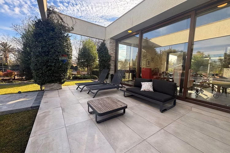 Casa con gran entorno en brisas de chicureo