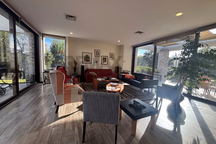 Casa con gran entorno en brisas de chicureo