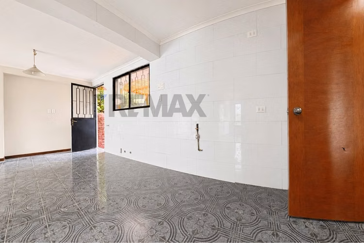 Casa con gran terreno en la reina