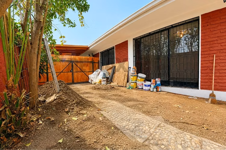 Casa con gran terreno en la reina
