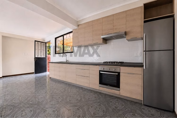 Casa con gran terreno en la reina