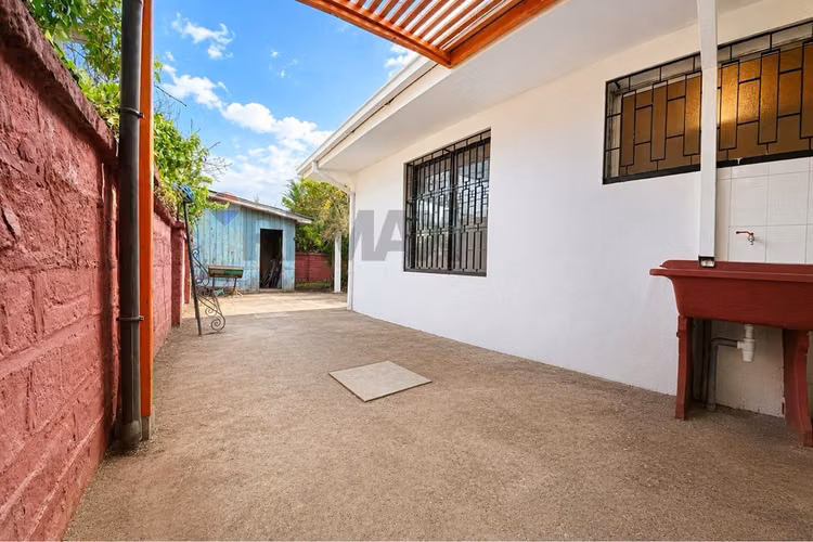 Casa con gran terreno en la reina