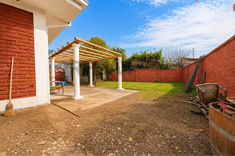 Casa con gran terreno en la reina