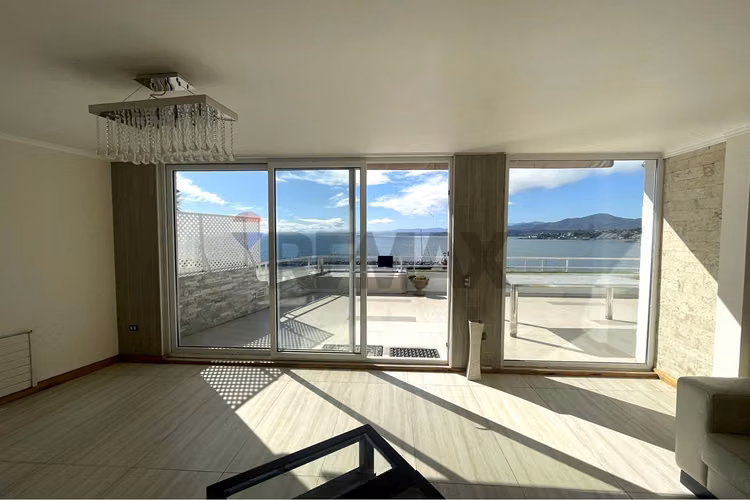 Departamento en 1ª línea con vista al mar