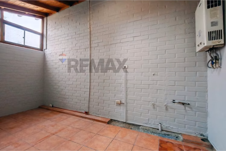 Casa con espacio comercial en machalí