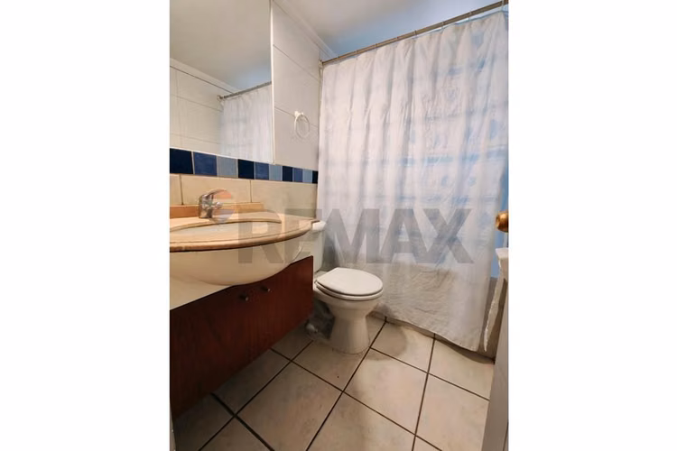 Casa con espacio comercial en machalí