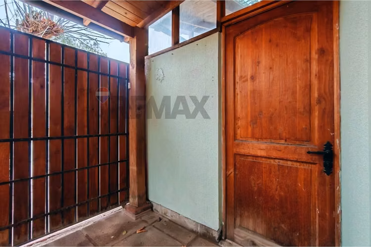 Casa con espacio comercial en machalí