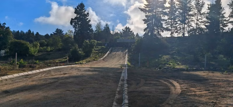 HERMOSO TERRENO EN CONDOMINIO, SECTOR LOS PINOS, MONJAS FRAN - Imagen 16