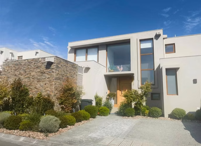 VENTA CASA MEDITERRÁNEA EXCLUSIVO CONDOMINIO DE PIEDRA ROJA / 4D (2D EN SUIETE) + QUINCHO + PISCINA / AL LADO COLEGIO SAN ANSELMO: UF 15.800