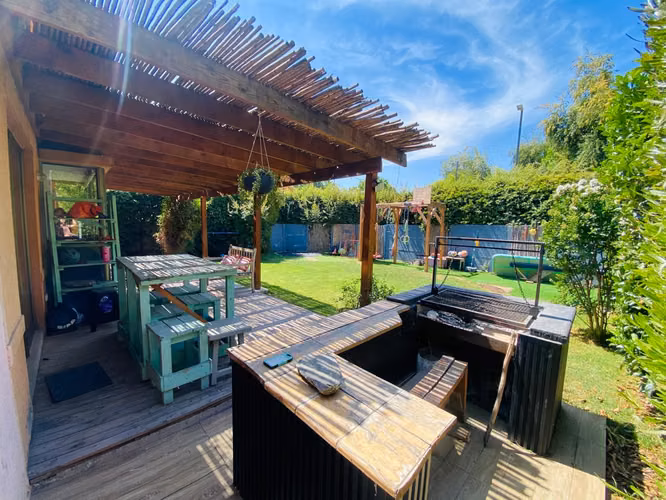 VENTA CASA SECTOR PARQUE BRISAS NORTE (3D + PIEZA SERVICIO + PANELES SOLARES): UF 7.200