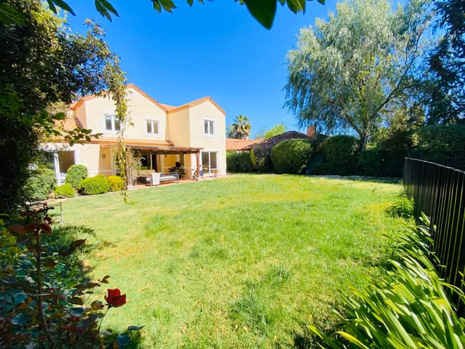 VENTA CASA PROVENZAL EN PIEDRA ROJA / 5D + ESCRITORIO + SERVICIO / ¡A PASOS DEL COLEGIO SAN JOSÉ Y VERBO DIVINO!: UF 15.800
