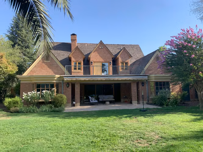 VENTA CASA ESTILO INGLÉS FRENTE AL SANTIAGO COLLEGE, LOS TRAPENSES: UF 34.500