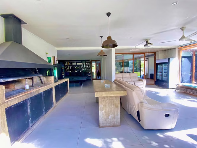 VENTA: MEDITERRÁNEA DE LUJO | QUINCHO, BAR Y SALA DE JUEGOS INTEGRADA | LAS BRISAS DE CHICUREO | UF 21.500