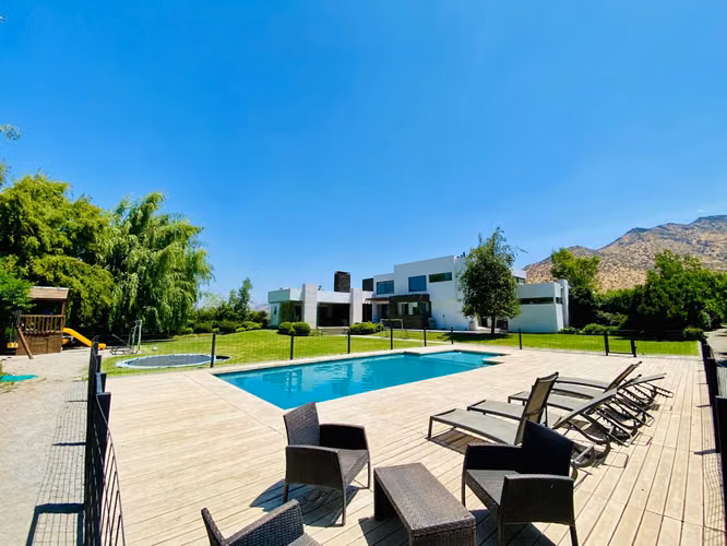 VENTA ESPECTACULAR CASA MEDITERRÁNEA EN LAS BRISAS DE CHICUREO – DISEÑO VANGUARDISTA, LUJO Y FUNCIONALIDAD: UF 44.500
