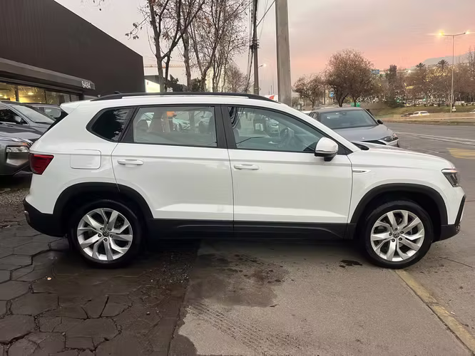 VOLKSWAGEN TAOS COMFORTLINE 1.4 TSI AUT. 2022 POCO KM.