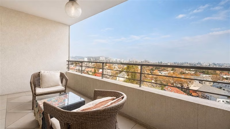 Departamento en venta de 3 dorm. + servicios en Vitacura