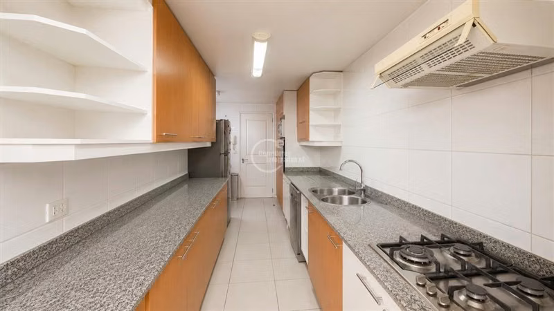 Departamento en venta de 3 dorm. + servicios en Vitacura