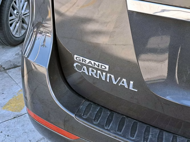KIA GRAND CARNIVAL 2018