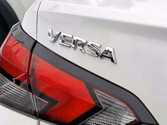 NISSAN VERSA 2022