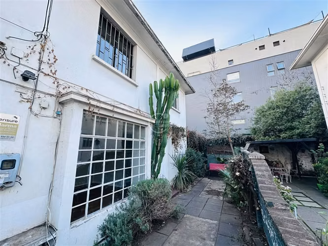 2 pisos. 3 dorm. Pieza de Servicio. Estac. Providencia