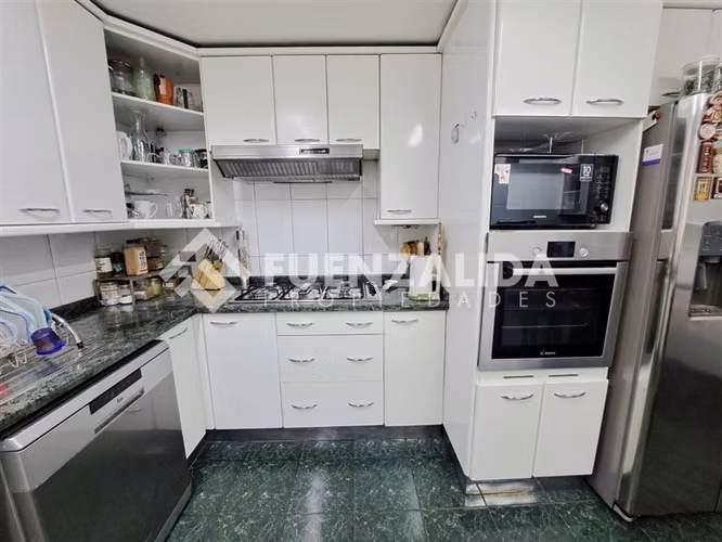 Impecable 4 dormitorios más servicios. en Las Condes