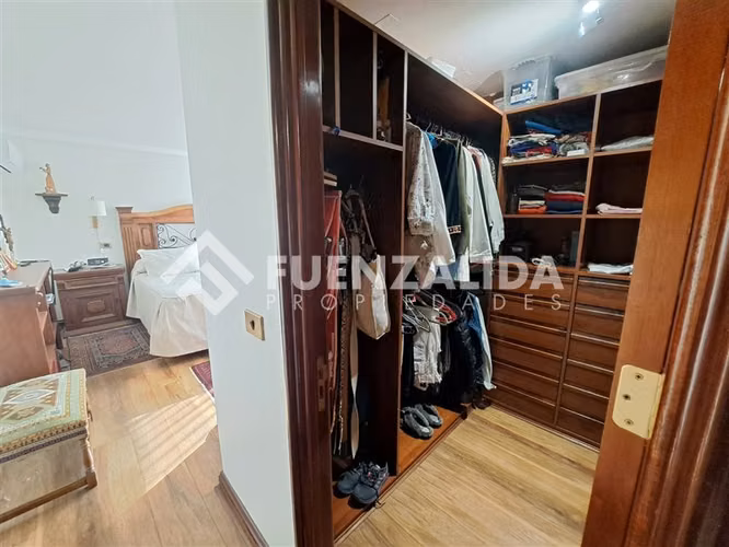 Impecable 4 dormitorios más servicios. en Las Condes