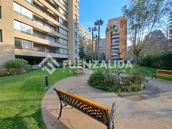 Impecable 4 dormitorios más servicios. en Las Condes