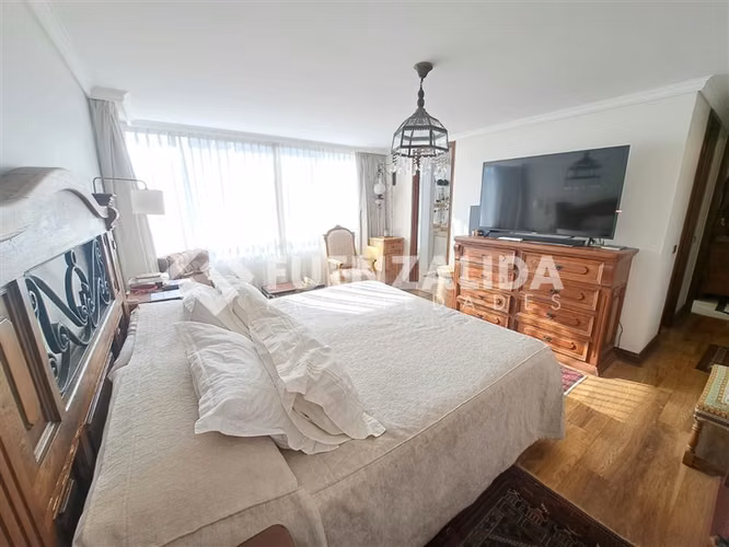 Impecable 4 dormitorios más servicios. en Las Condes