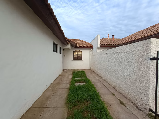 CASA EN AVDA. GABRIELA MISTRAL AL LLEGAR A CUATRO ESQUINAS, LA SERENA