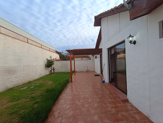 CASA EN AVDA. GABRIELA MISTRAL AL LLEGAR A CUATRO ESQUINAS, LA SERENA